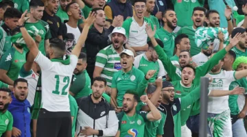 أحداث مؤسفة بالملعب.. جماهير الرجاء تهاجم اللاعبين عقب الخسارة أمام النادي المكناسي المغربي